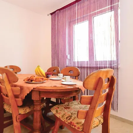 Apartmán Gorgeous In With Swimming Pool