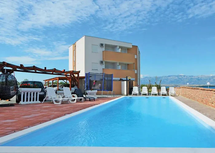 In With Outdoor Swimming Pool * Nin